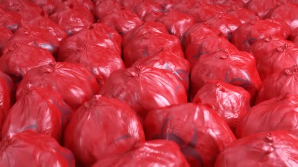 无缝线环路射击与无数红色生物危害垃圾袋充满危险废物 生物医学对传染性固体或非尖锐废物的处置 将废物贮存在明亮的红箱塑料袋内 — 图库视频影像