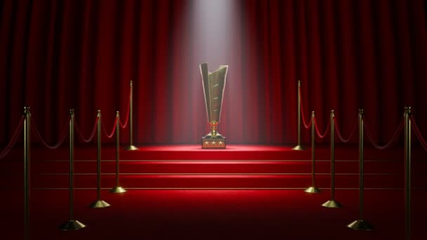 高大的金光闪闪的影片奖站在红地毯楼梯上的聚光灯下 背景是红色天鹅绒窗帘 两边都有金色的屏障相机慢慢地进入 — 图库视频影像