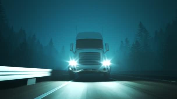 Semi Vrachtwagen Met Aanhanger Rijden Door Het Bos Tijdens Mistige — Stockvideo