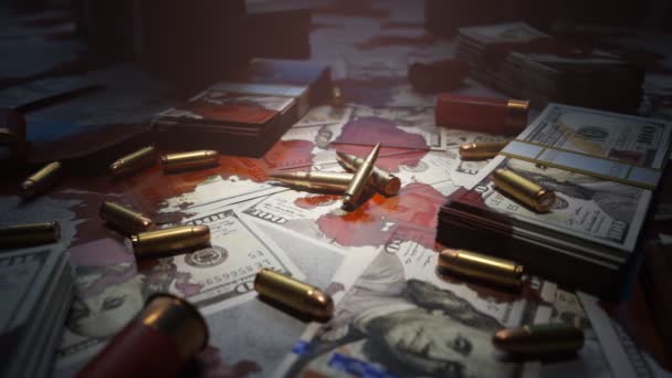 黑手党的桌子上躺着几颗卡宾枪子弹 上面布满了数不清的美元钞票 金钱上有血迹 空气中也有血腥味 邪恶的象征 — 图库视频影像