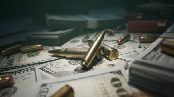 桌上有一小堆子弹 上面布满了数不清的美元钞票 聚光灯照亮了黑暗的景象 腐败和犯罪的象征 地下黑社会业务 — 图库视频影像