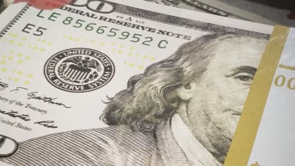 Een Kleine Stapel Munitie Kogels Tafel Bedekt Met Ontelbare Dollarbiljetten — Stockvideo