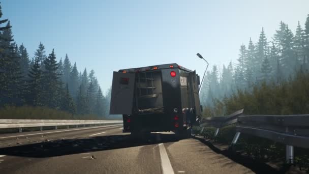 Afgebroken Gepantserde Truck Langs Weg Een Auto Raakte Crash Barrière — Stockvideo