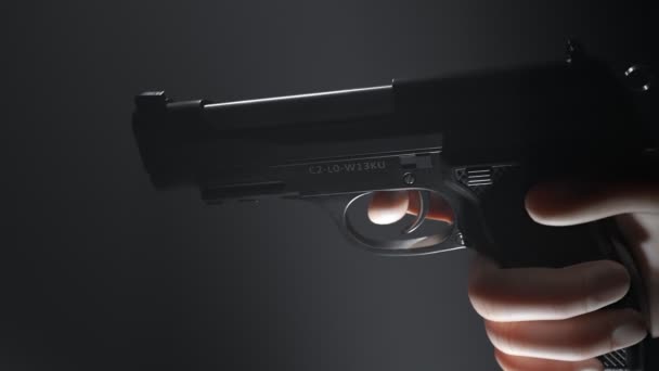 Animación Con Una Mano Sosteniendo Una Pistola Que Dispara Balas — Vídeo de stock