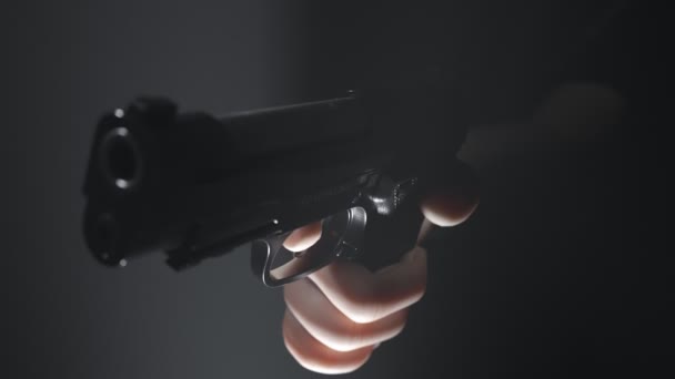 Анімація Рукою Тримає Пістолет Який Стріляє Кулями Червоним Прапором Bang — стокове відео
