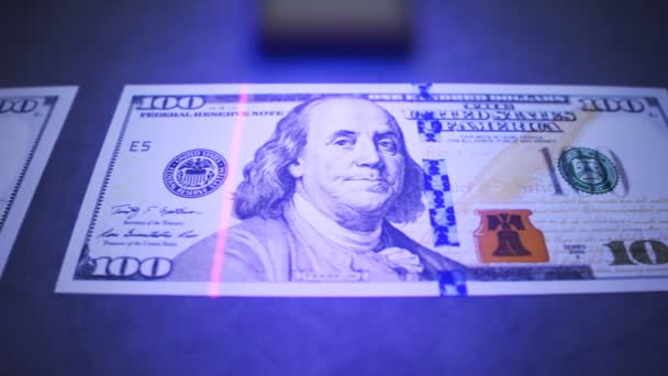 Куча Американских Долларов Проверена Ультрафиолетовым Детектором Света Искал Фальшивые Фальшивые — стоковое видео