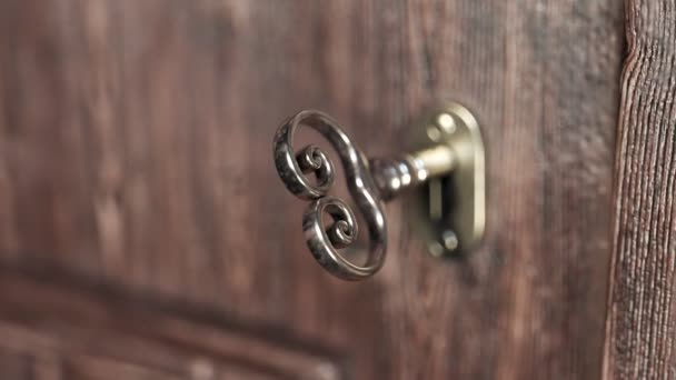 Pohled Staromódní Dřevěné Dveře Zaměřené Zlaté Zamykatelné Dveře Klíč Otáčí — Stock video