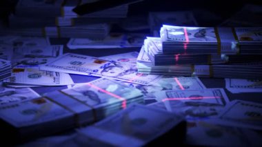 Ultraviyole ışık detektörü tarafından kontrol edilen bir sürü Amerikan doları. Sahte, uydurma para arıyorum. İmza ve filigranlara yakın çekim. Depozito soruşturması. Finansal konsept Render 4K