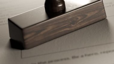 Bir belge reddedildi. Kırmızı ofis damgası yavaşça havada dolaşır ve kağıdı mürekkep mührüyle işaretler. Muazzam bürokrasi gücü tozlu kağıtları büküyor. Döngü Canlandırması.