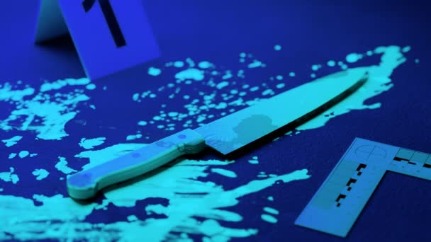 犯罪現場調査 ナイフの血液は紫外線に分裂しマーカーを付ける Uvライトで指紋を探している技術者 ラボサイエンス研究における化学検査レンダリング4K — ストック動画