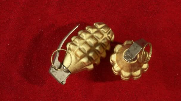 两个金黄色的菠萝手榴弹放在深红色天鹅绒布上 俯瞰全景 Mk2手榴弹演示 可以代表战争 恐怖主义 奢侈品 — 图库视频影像