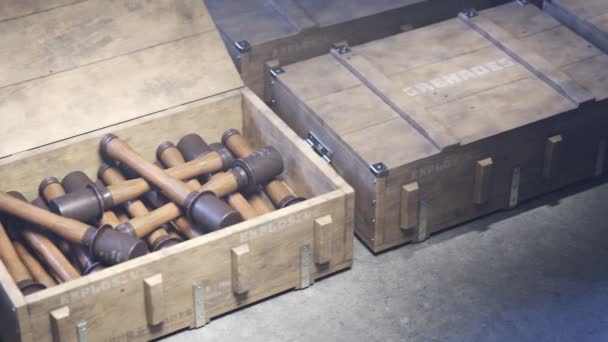 侧视无限数量的枪榴弹装进了军事盒 巨大的仓库在等待一场即将到来的冲突 步兵士兵用这个来消除重型装甲车 — 图库视频影像