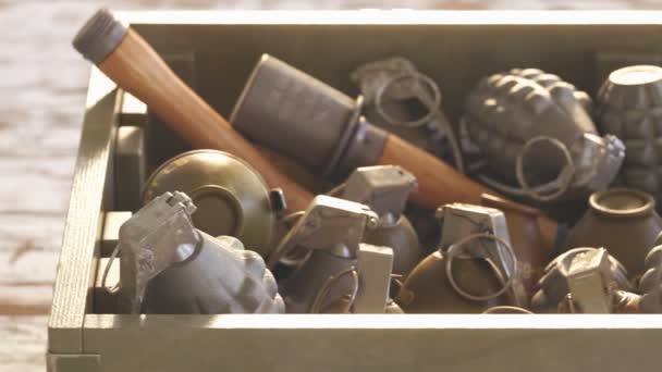 Munitionskisten Voller Verschiedener Granatentypen Die Auf Einem Holzboden Oder Tisch — Stockvideo