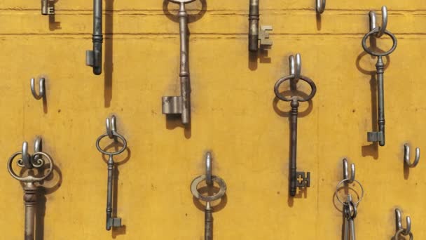 Sarı Duvardaki Kancalara Asılı Sonsuz Sayıda Farklı Boyut Anahtar Türleri — Stok video
