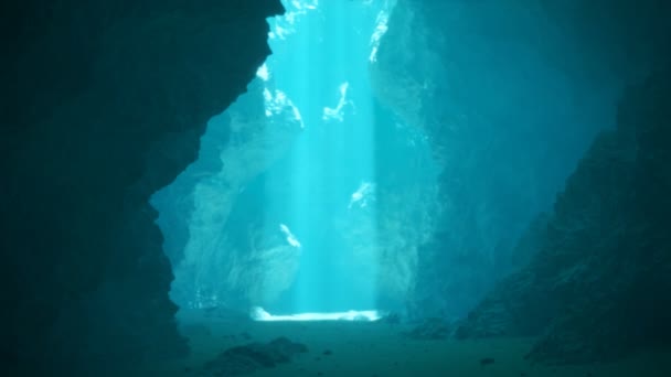 Красива Підводна Печера Освітлена Сонячними Променями Проливається Через Поверхневий Отвір — стокове відео