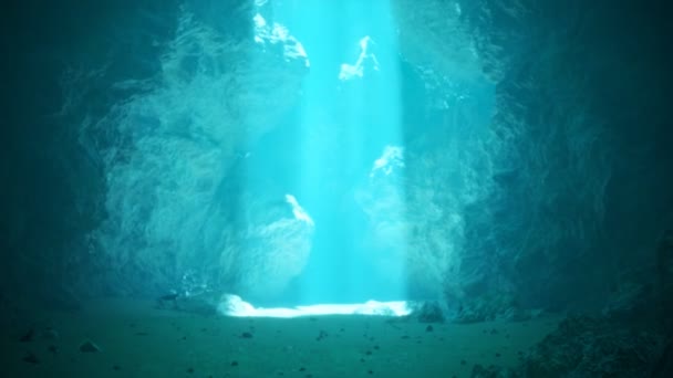 Красивая Подводная Пещера Освещенная Солнечными Лучами Льющимися Через Поверхностное Отверстие — стоковое видео