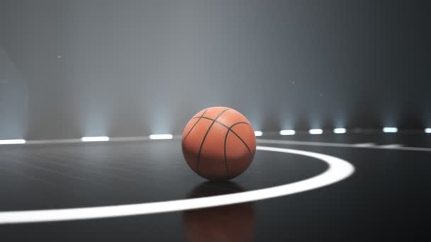 バスケットボールコートで見る カメラが焦点を当て ゆっくりとパーケットに横たわるボールの周りを回転します 煙とほこり 浸透する照明 ハイライトされた行 競争の前に バスケットで遊ぼう — ストック動画