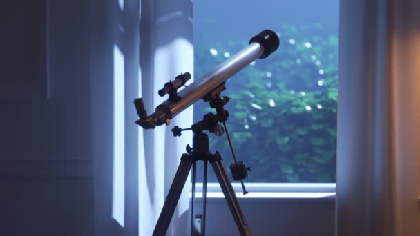 Внутренний Интерьер Телескопом Направленным Окно Небо Звёзды Безоблачную Ночь Целься — стоковое видео