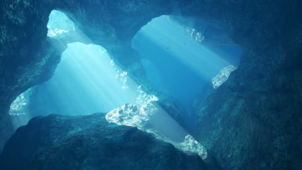 Hermosa Cueva Submarina Iluminada Por Rayos Sol Que Vierten Través — Vídeos de Stock
