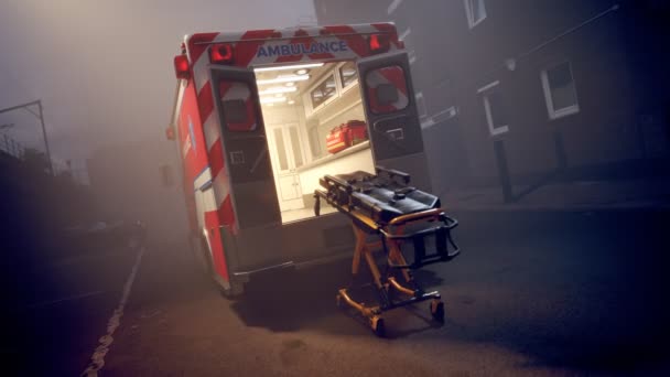 空の道の真ん中に立っている広く開放された救急車は 霧の夜に外に引っ張られたストレッチャー 緊急事項について 人生か死か カメラは救急車の内部を示しています Hdについて — ストック動画