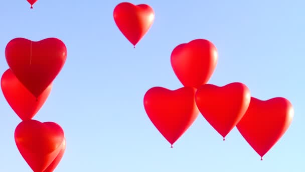 Många Hjärtformade Röda Ballonger Flyter Upp Mot Himlen Kärlek Romantik — Stockvideo