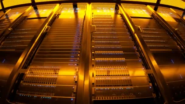 Σύγχρονη State Art Αίθουσα Server Φωτίζεται Από Πορτοκαλί Φως Διαφανείς — Αρχείο Βίντεο