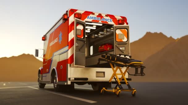 救助の準備ができている緊急ベッドが付いている広く開いた救急車 駐車場周辺の広大な山の風景を明らかにするスローカメラトラック 美しい夕日と霧の雰囲気 — ストック動画