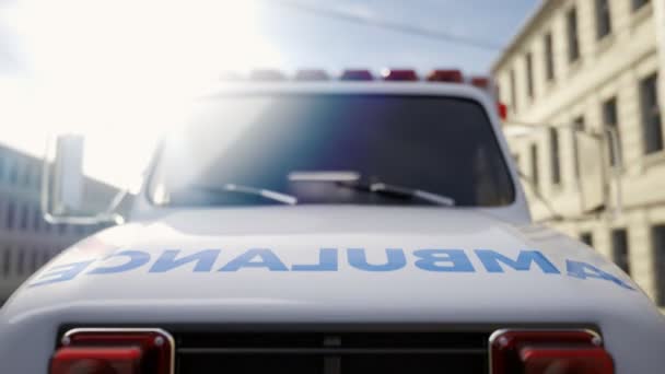 Ένα Άσπρο Φορτηγό Ασθενοφόρου Περνάει Βιαστικά Από Μια Πόλη Επείγον — Αρχείο Βίντεο