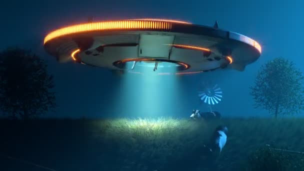 Fliegende Untertasse Mit Leuchtenden Lichtern Die Kühe Von Einer Grasbewachsenen — Stockvideo
