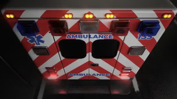 救护车上五颜六色的灯光闪烁着 闪烁着 专业护理人员反应小组匆忙赶到了事故现场 高角度相机 无缝隙 环路动画 — 图库视频影像