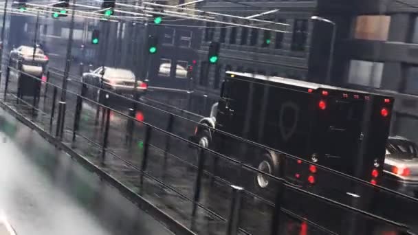 Egy Nehéz Fekete Páncélozott Teherautó Halad Városon Belvárosban Esős Időben — Stock videók