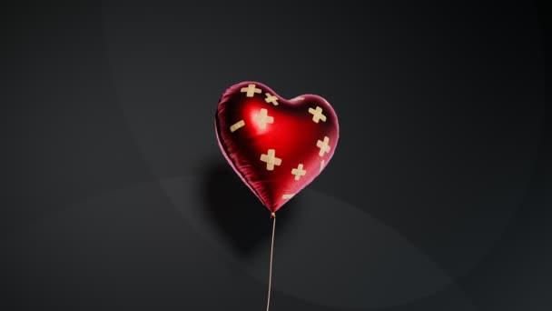 Coração Partido Fixado Com Ligaduras Balão Vermelho Forma Coração Coberto — Vídeo de Stock