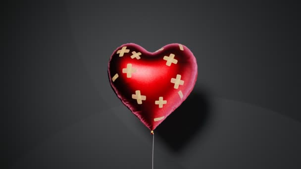 Gebrochenes Herz Mit Binden Fixiert Ein Roter Luftballon Herzform Der — Stockvideo