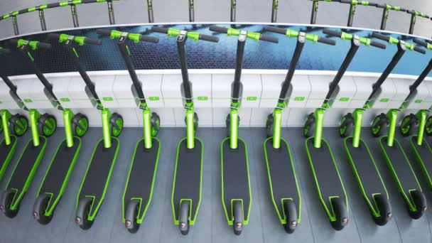 無数の緑色の電動スクーターは 電池に電力を供給するために太陽光発電パネルを使用して未来的な都市の充電器で列に立っています 無限のシームレスなループアニメーション クリーン グリーン エコロジカルトラベル — ストック動画