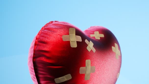 Das Gebrochene Herz Mit Binden Reparieren Ein Roter Luftballon Herzform — Stockvideo
