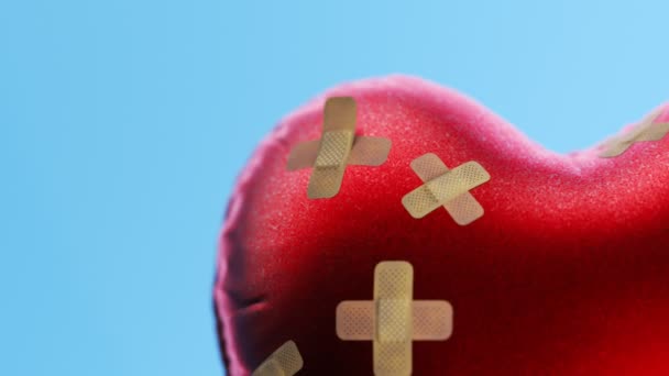 Fixar Brustet Hjärta Med Bandage Röd Ballong Form Hjärta Täckt — Stockvideo