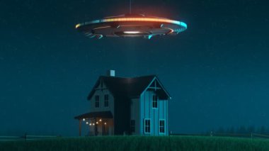 Uzaylı istilası dairesel silueti. Çiftlik evinin üzerindeki parlak metal uçan dairenin silueti. Ufo binanın üstünde asılı duruyor ve parlak bir ışık huzmesi yolluyor. İnsanın içini emiyor ve onu gemiye götürüyor.