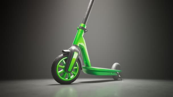 スポットライトに立っている真新しい スリック 緑の電動スクーター 都市旅行の近代的で迅速かつ生態学的な方法 クリーンエネルギーと楽しい スポーツ活動 カメラピッチムーブメント — ストック動画