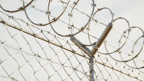Hapishanenin Dış Çitlerinde Açılabilir Yan Görüş Özgürlüğün Sınırı Özgür Olma — Stok video
