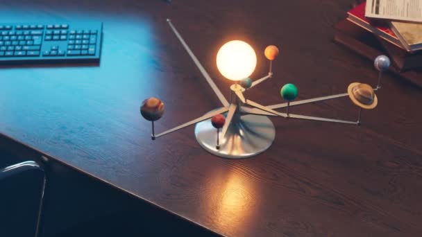 Jucărie Animație Sistem Solar Planete Brațele Care Rotesc Jurul Becului — Videoclip de stoc