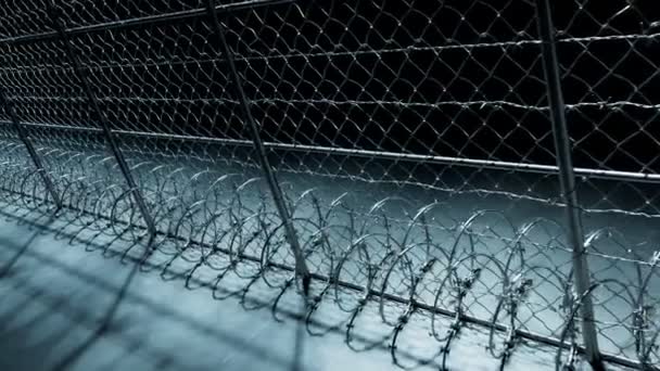 在监狱的室外围栏上可以看到的侧视图 自由的边界 一个自由的梦想金属护栏 尖尖尖尖 它不能被通过 监狱的院子里夜间照明 铁丝网带刺铁丝网 — 图库视频影像