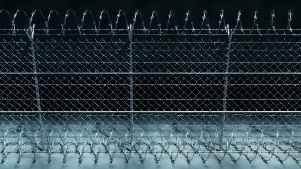 可以俯瞰监狱室外围栏的前景 自由的边界 一个自由的梦想金属护栏 尖尖尖尖 它不能被通过 监狱的院子里夜间照明 铁丝网带刺铁丝网 — 图库视频影像