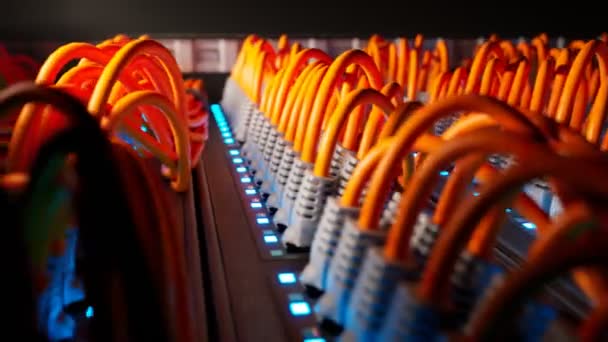 Unzählige Orangefarbene Kabel Einem Modernen Serverraum Einem Dunklen Hof Werden — Stockvideo
