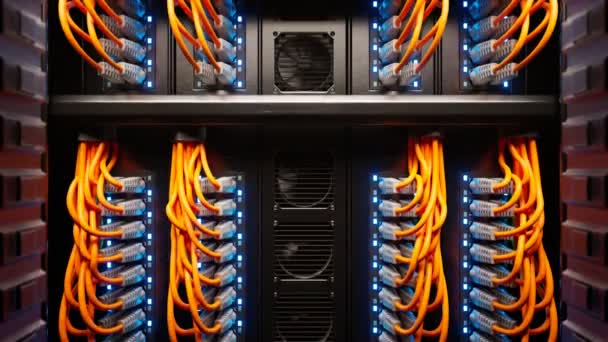 Unzählige Orangefarbene Kabel Einem Modernen Serverraum Einem Dunklen Hof Werden — Stockvideo
