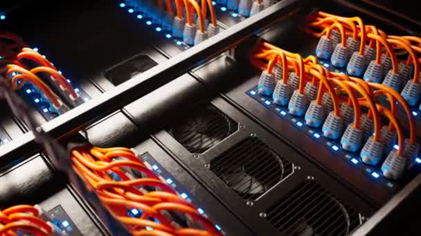 Innumerables Cables Naranja Moderno Gabinete Servidores Una Granja Renderizado Oscuro — Vídeo de stock