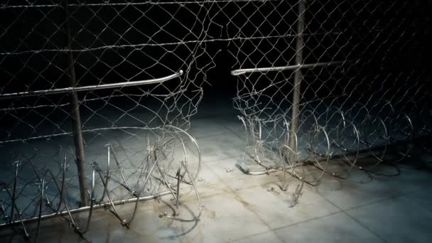 摄像机和聚光灯聚焦在监狱栅栏的洞口上 犯人可能已经出狱了越狱 逃走了叛变 逃兵逃走了 院子里 Shawshank — 图库视频影像