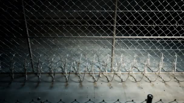 Camera Mișcă Lângă Gardul Închisorii Spotlight Urmărește Mișcarea Evidențiază Net — Videoclip de stoc
