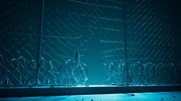 Камера Фокусируется Дыре Тюремном Заборе Заключенный Вероятно Вышел Тюрьмы Побег — стоковое видео