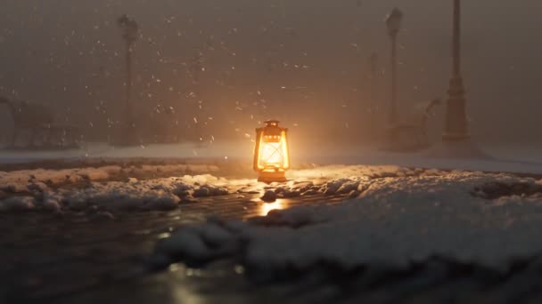Vieille Lanterne Vintage Réchauffant Une Ville Gelée Environnante Lors Blizzard — Video