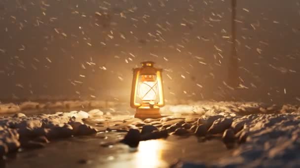 Vieille Lanterne Vintage Réchauffant Une Ville Gelée Environnante Lors Blizzard — Video